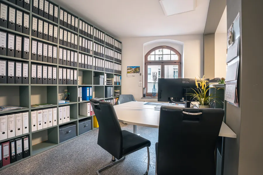 Besprechungsraum mit Aktenregalen – Unternehmensfotografie für die Webseite