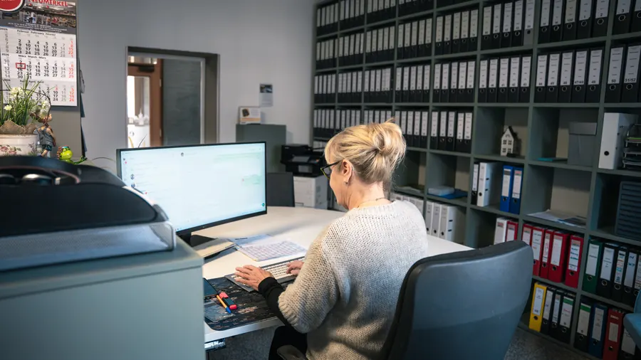 Mitarbeiterin am Arbeitsplatz – authentische Businessfotos für Webseite und Social Media