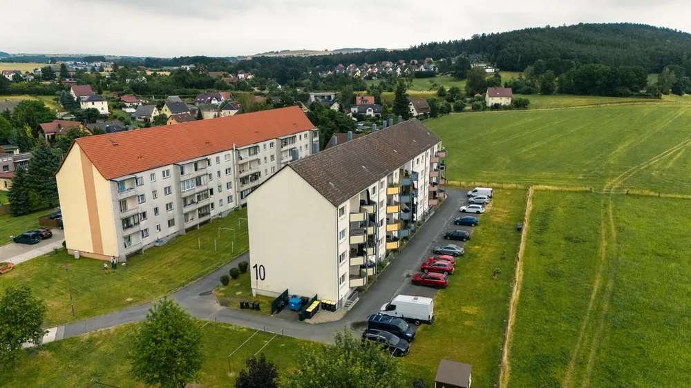 Drohnenaufnahme eines Mehrfamilienhauses in der Sächsischen Schweiz