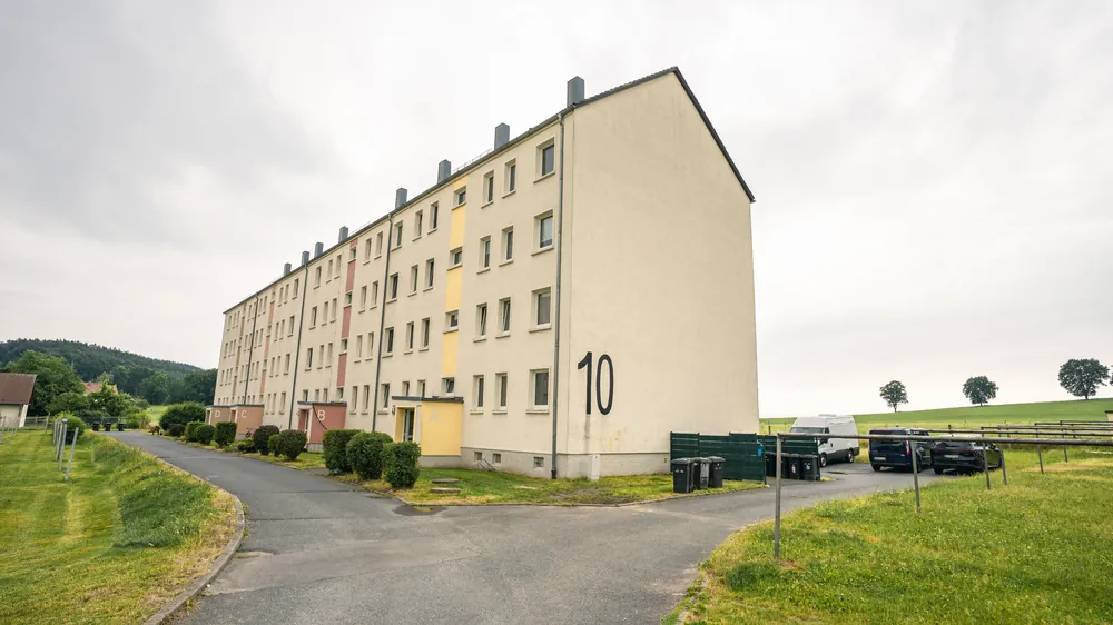 Außenaufnahme eines gepflegten Mehrfamilienhauses in der Sächsischen Schweiz